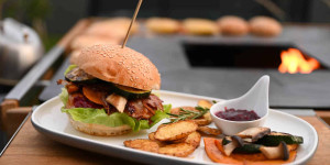 Beitragsbild des Blogbeitrags Perfekter Wagyu Burger von der Feuerplatte