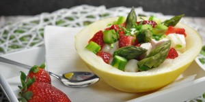 Beitragsbild des Blogbeitrags Sommersalat mit Spargel, Erdbeeren und Feta 