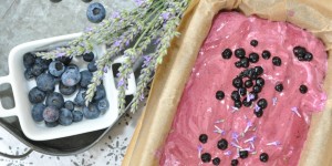 Beitragsbild des Blogbeitrags Lavendel Heidelbeer Eis – so herrlich cremig