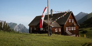 Beitragsbild des Blogbeitrags Hütten in Nahaufnahme: Die Falkenhütte im Karwendel 
