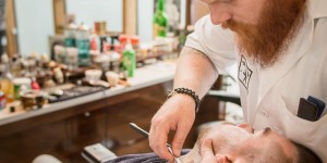 Beitragsbild des Blogbeitrags Von Tennessee nach Tirol: Ein Mann und seine Rasierklinge kämpfen für den Bart. 