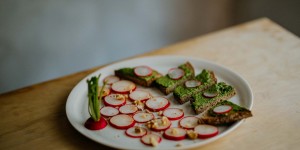 Beitragsbild des Blogbeitrags Die besten Frühlingsrezepte: Thaurer Radieschen mit Blätter-Pesto 