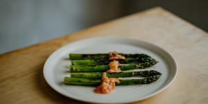 Beitragsbild des Blogbeitrags Die besten Frühlingsrezepte: Tiroler Spargel mit Rhabarber-Chutney 