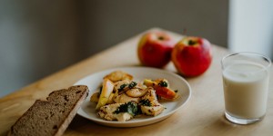Beitragsbild des Blogbeitrags Die besten Tiroler Frühlingsrezepte: Hausgemachter Käse mit Brennnessel und Apfelspalten 