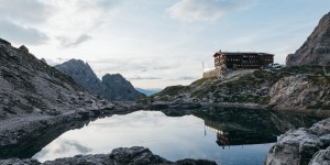 Beitragsbild des Blogbeitrags Haus am See: 10 Berghütten, die nah am Wasser gebaut sind. 