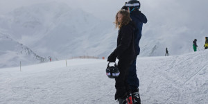 Beitragsbild des Blogbeitrags Wie im freien Fall – Vier Teenies in ihrem ersten Skiurlaub 