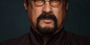 Beitragsbild des Blogbeitrags Sensationelle Ankündigung: Actionlegende Steven Seagal kommt zur Vienna Comic Con 
