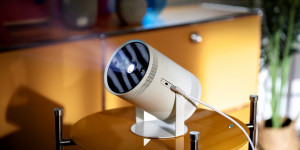 Beitragsbild des Blogbeitrags Samsung stellt smarten Projektor The Freestyle auf der CES 22 vor 
