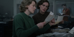 Beitragsbild des Blogbeitrags True-Crime-Thriller Boston Strangler mit Keira Knightley ab dem 17. März exklusiv auf Disney+