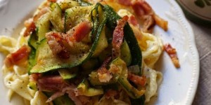 Beitragsbild des Blogbeitrags Selbstgemachte Nudeln mit Speck, Zucchini und Panna di Cucina +