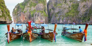 Beitragsbild des Blogbeitrags Maya Bay und Phi Phi Islands – das Sunrise Highlight für Early Birds