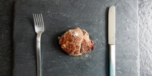 Beitragsbild des Blogbeitrags Dürfen wir Fleisch noch essen? Zwei Studien und eine Richtlinie geben die Antwort.