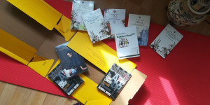 Beitragsbild des Blogbeitrags Eine Bücherkiste, ein Hof und ein Herz, das schreibt