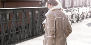 Beitragsbild des Blogbeitrags Lammfelljacke, Boots und Skandi Design 