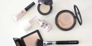 Beitragsbild des Blogbeitrags Strobing: So Bekommt Ihr den Perfekten Glow mit Highlighter