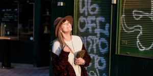 Beitragsbild des Blogbeitrags Roter Mantel mit Leoprint, Chloe Espadrilles & Fedora Hut