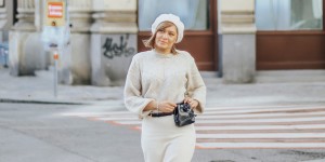 Beitragsbild des Blogbeitrags Winter Whites – so trägst Du Weiß im Winter