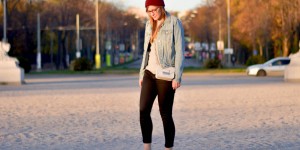 Beitragsbild des Blogbeitrags Outfit: Hellblaue Jeansjacke & weinrote Mütze von NEFF 