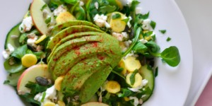 Beitragsbild des Blogbeitrags Gesunder Salat mit Avocado und Apfel