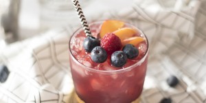 Beitragsbild des Blogbeitrags Cocktail Rezept – Blueberry Peach Smash 