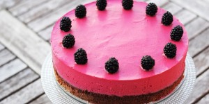 Beitragsbild des Blogbeitrags Schokotorte mit Brombeertopping oder