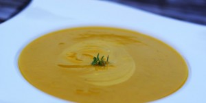 Beitragsbild des Blogbeitrags Gelbe Zucchinicremesuppe mit Karotten 