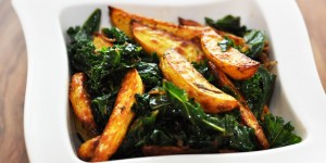 Beitragsbild des Blogbeitrags knusprige Kartoffelspalten mit Grünkohl