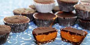 Beitragsbild des Blogbeitrags Einfache Erdnussbutter-Pralinen