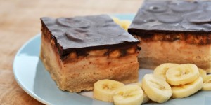 Beitragsbild des Blogbeitrags Schoko-Bananen-Schnitte - ein veganisiertes Rezept meiner Kindheit 