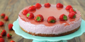 Beitragsbild des Blogbeitrags Erdbeercremetorte mit selbst gemachtem veganem Topfen