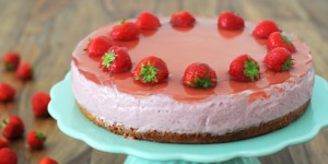 Beitragsbild des Blogbeitrags Erdbeercremetorte mit selbst gemachtem veganem Topfen 