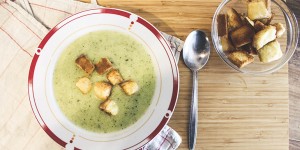 Beitragsbild des Blogbeitrags Zucchinicremesuppe mit Käsecroutons 