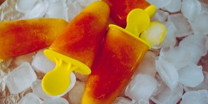 Beitragsbild des Blogbeitrags Fruchtige Mango-Papaya Popsicles 