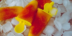 Beitragsbild des Blogbeitrags Fruchtige Mango-Papaya Popsicles