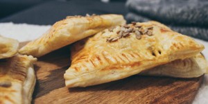 Beitragsbild des Blogbeitrags Gefüllte Blätterteigtaschen mit Sauerrahm-Dip