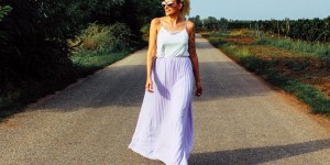 Beitragsbild des Blogbeitrags OUTFIT: Lila Plisseerock und weißes Top